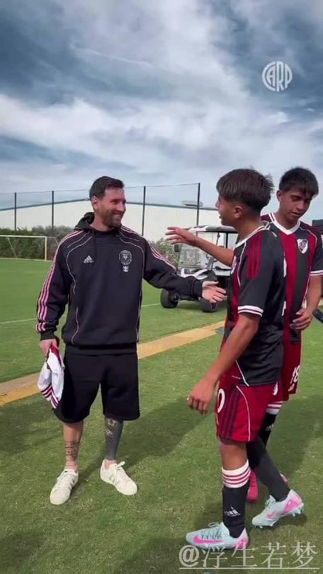 世界杯足球赛场上的梅西与少年球员 世界杯足球赛场上的梅西与少年球员