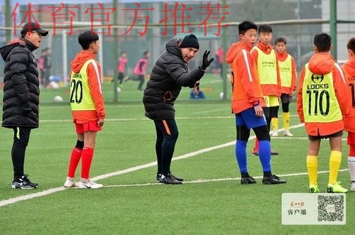 足协“百名外教下基层”再赴武汉 培养孩子更培养基层教练 足协“百名外教下基层”再赴武汉 培养孩子更培养基层教练